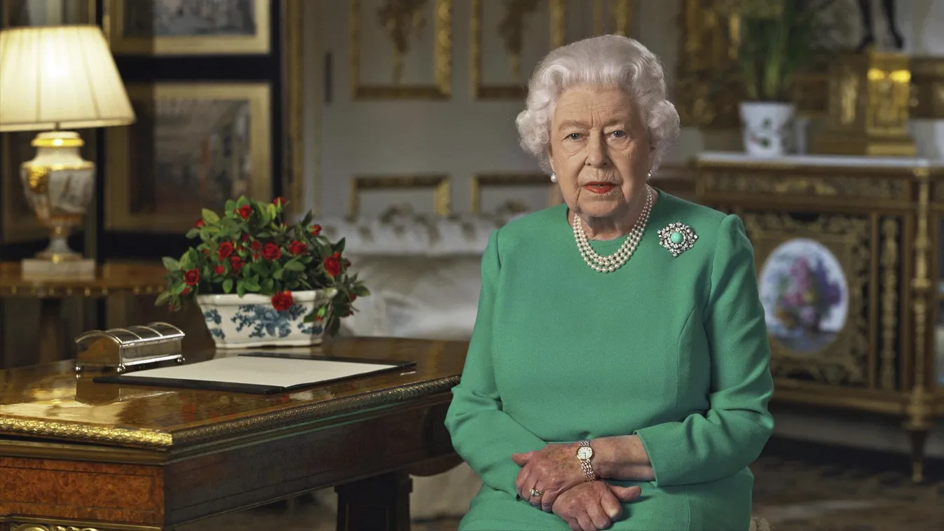 II. ERZSÉBET Windsor, 2020. április 5.
A Buckingham-palota által közreadott, videófelvételről készített kép, amelyen II. Erzsébet brit királynő üzenetet intéz a nemzethez és a Nemzetközösséghez a koronavírus-járvánnyal kapcsolatban a windsori kastélyból 2