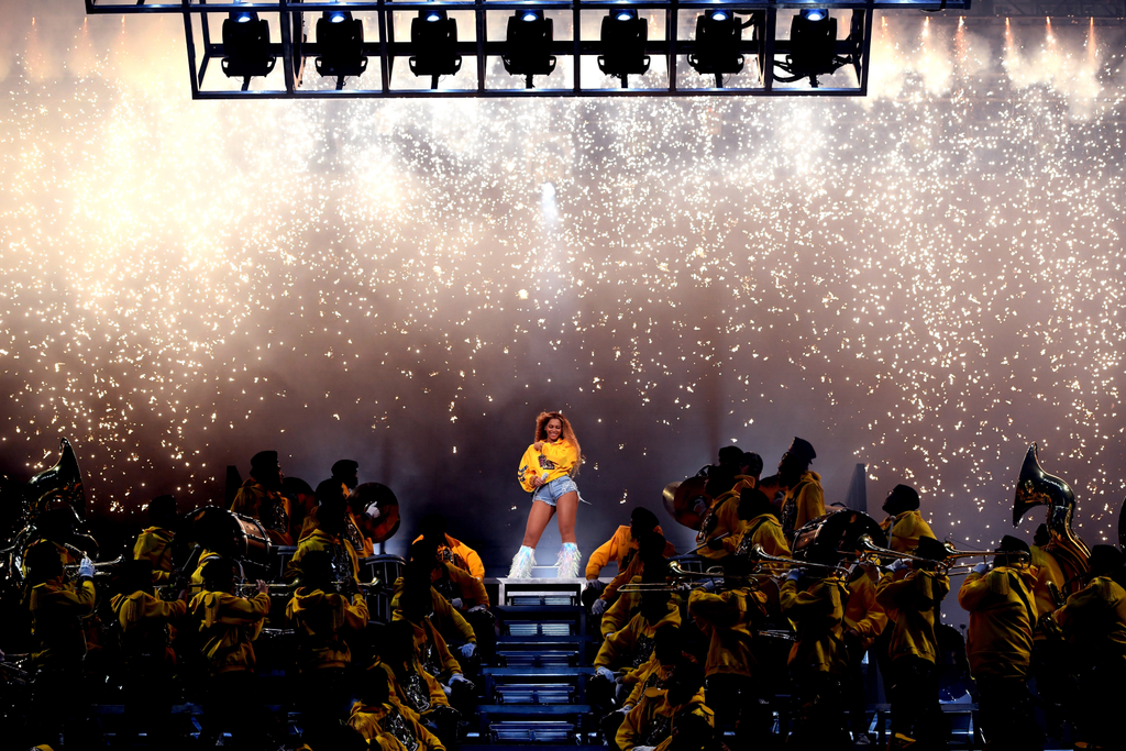 Beyoncé-galéria INDIO, CA - APRIL 14: Beyonce Knowles performs onstage during 2018 Coachella Valley Music And Arts Festival Weekend 1 at the Empire Polo Field on April 14, 2018 in Indio, California.   Larry Busacca/Getty Images for Coachella /AFP 