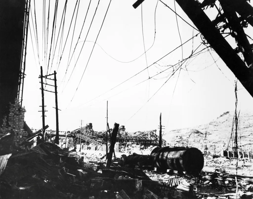 JAPAN-NUCLEAR-NAGASAKI-FILES Horizontal SECOND WORLD WAR photo noir et blanc BOMBARDMENT DESTRUCTION FACTORY GENERAL VIEW DAMAGE 