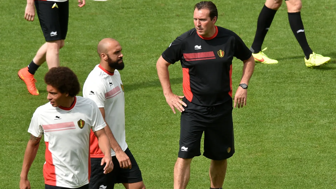 Belgium's coach Marc Wilmots (R) takes part a training session at Maracana stadium in Rio de Janeiro on June 21, 2014. Belgium will face Russia in their Group H 2014 FIFA World Cup match on June 22. AFP PHOTO / KIRILL KUDRYAVTSEV 