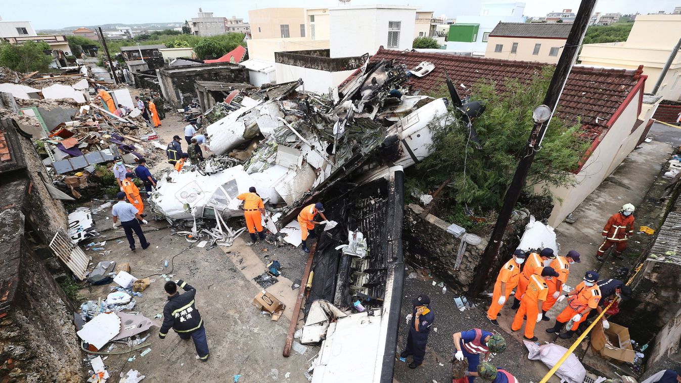 Penghu, 2014. július 24.
Mentőcsapat tagjai a TransAsia légitársaság ATR-72-típusú személyszállító repülőgépének roncsánál a helyszínen 2014. július 24-én, miután az előző napon kényszerleszállás közben lezuhant a tajvani Penghu szigetén. A baleset követk