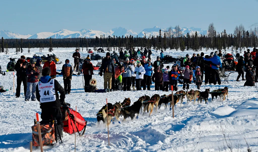 Willow, 2021. március 8.
Jessie Holmes rajtol csapatával az Iditarod amerikai kutyaszánverseny kezdetén az alaszkai Willowtól északra 2021. március 7-én.
MTI/AP/Anchorage Daily News/Marc Lester 