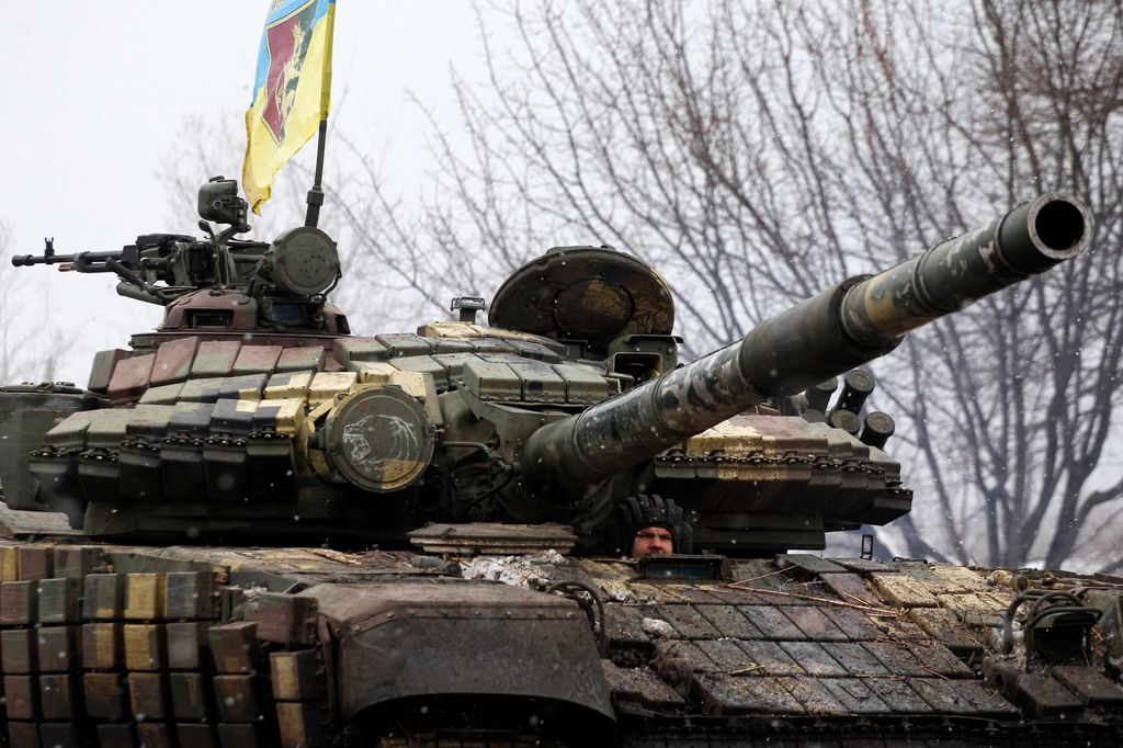 Ukrán válság 2022, ukrán, orosz, háború, Ukrajna, Luganszk régió, ukrán tank, katona 