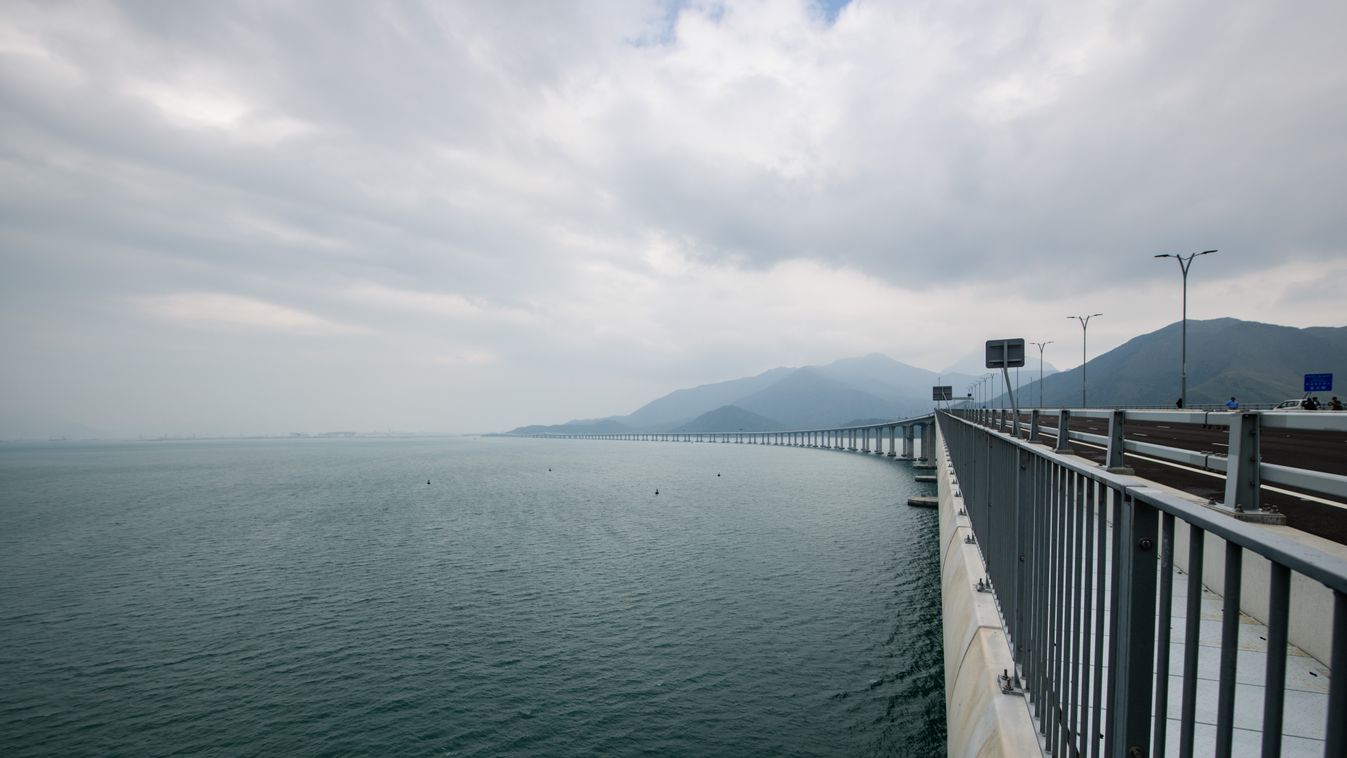 A világ leghosszabb tengeri hídja épült meg Hongkong és Makaó között 