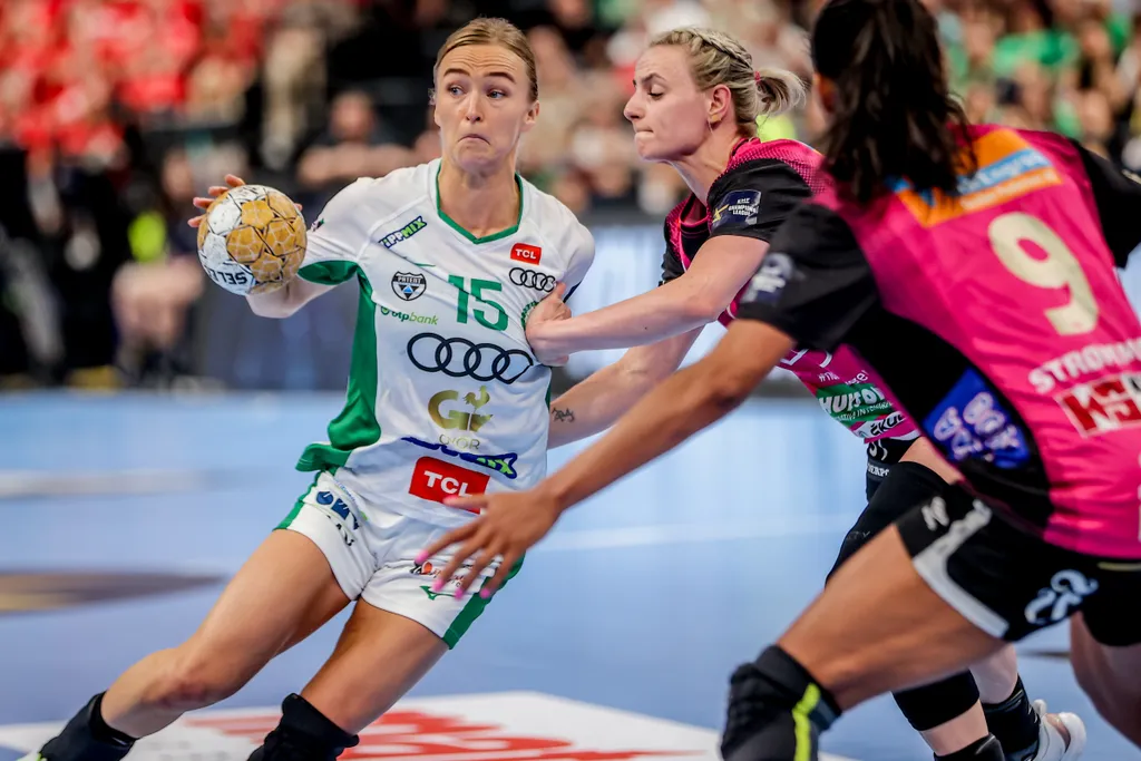 női kézilabda BL Final Four Budapest, MVM Dome, női kézilabda, Bajnokok Ligája négyes döntő, 2023, EHF FINAL4 WOMEN 2023, Győr, győri szurkolók, Győri Audi ETO KC–Vipers Kristiansand, győri támadás 