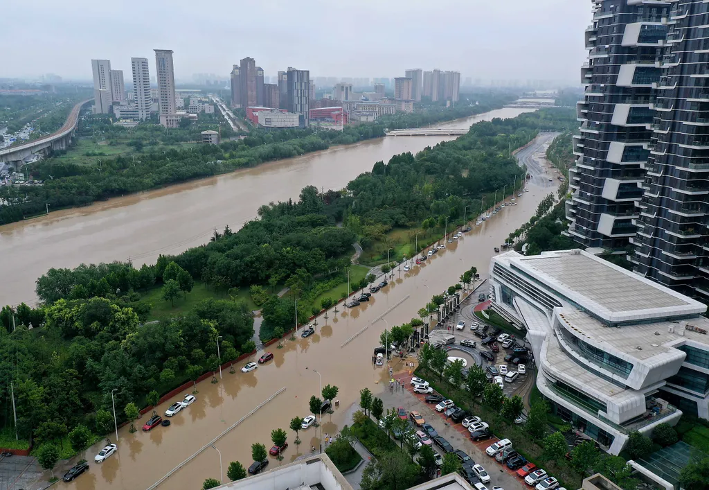 Zhengzhou Kína, eső, víz,  Xinhua Headlines: Moments of solidarity in Henan's deadly rainstorm cn jt Horizontal 