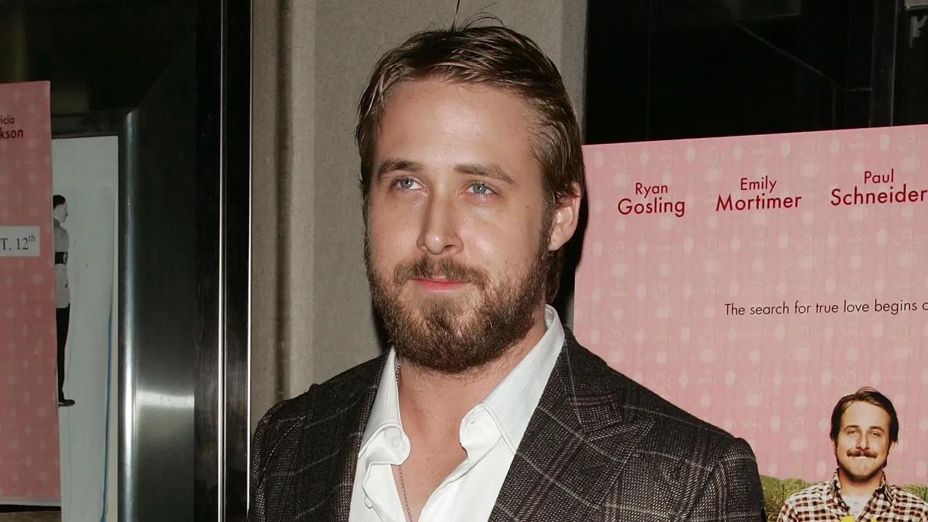 "Lars and the Real Girl" New York City Premiere - Arrivals beard gray suit hands in pockets plaid suit smiling, Ryan Gosling, színész 