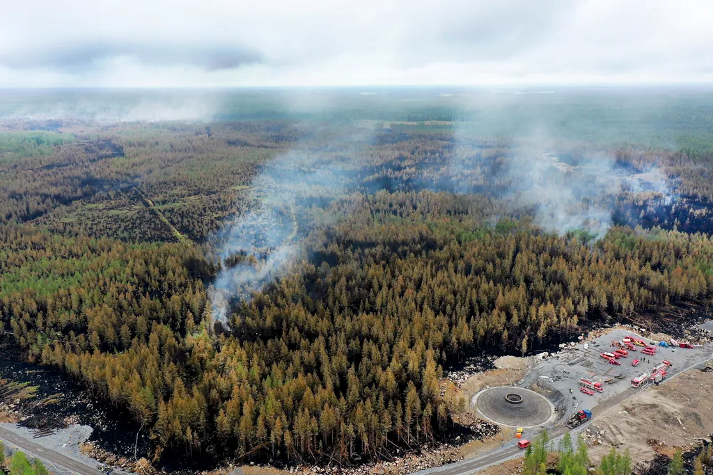 Kalajoki, 2021. július 31.
Tűzoltók dolgoznak a finnországi Kalajokiban 2021.  július 31-én. Az országban az elmúlt fél évszázad legsúlyosabb erdőtüze pusztít. Már napok óta égaz erdő az ország északnyugati részén, ami a szokatlanul száraz és meleg nyárral hozható összefüggésbe. Szerte az országból küldtek tűzoltókat a Helsinkitől ötszáz kilométerre északra fekvő Kalajoki folyó völgyébe, ahol 250 tűzoltó és katona, illetve négy helikopter oltja a lángokat.
MTI/AP/Lehtikuva/Aki Paavola 
