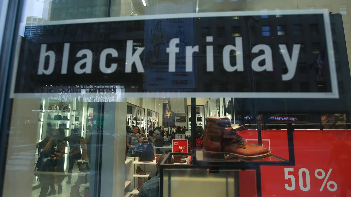 fekete péntek, black friday vásárlás Black Friday kicks off in U.S. New York Black Friday Thanksgiving United States US consumers shoppers 2015 Holiday SQUARE FORMAT 