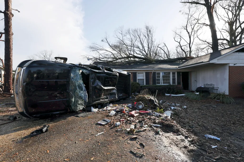 Tornádó tombolt az Egyesült Államokban
Felborított jármű az Alabama állambeli Selmában 2023. január 12-én, miután egy hatalmas viharrendszer tornádói pusztítottak az Egyesült Államok délkeleti államaiban, Alabamában és Georgiában. Legalább hét ember életé
