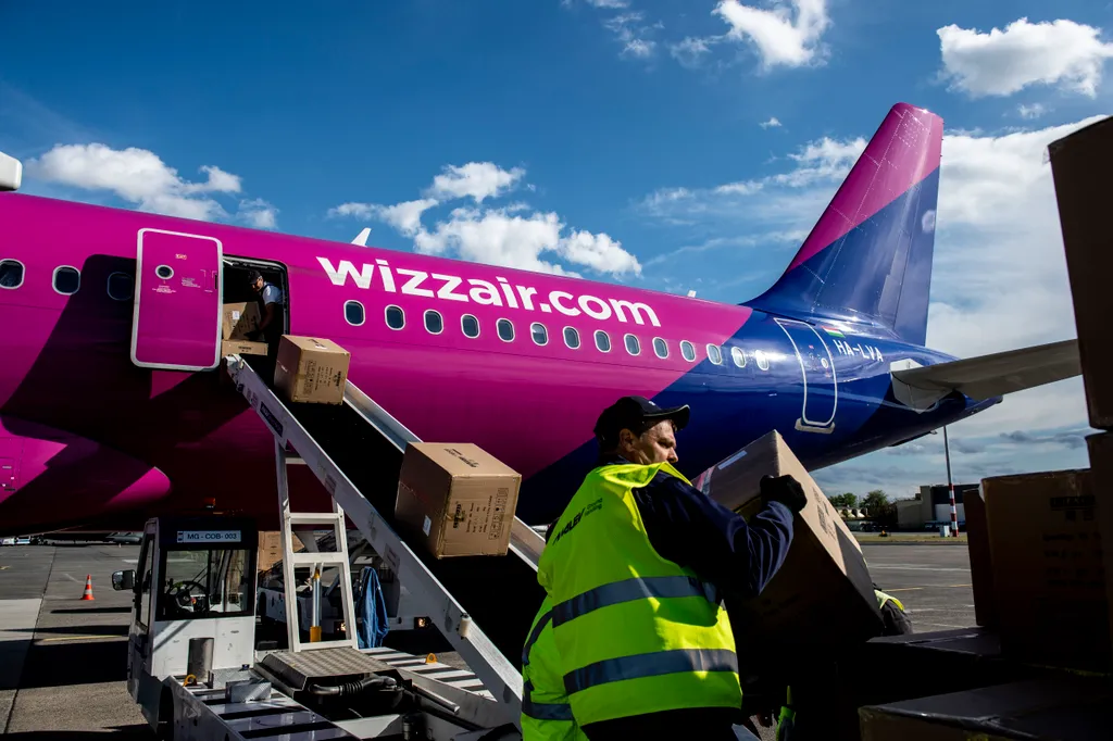 koronavírus, maszk, Liszt Ferenc Repülőtér, Kína, WizzAir, repülő, repülőgép 