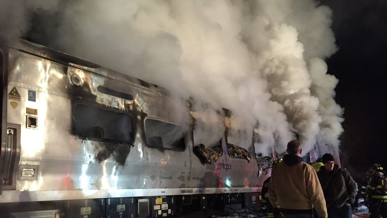 Valhalla, 2015. február 4.
Mentők a baleset helyszínén, miután egy személyszállító vonat belerohant egy vasúti átjáróban rekedt autóba a New York állambeli Valhallában 2015. február 3-án. A szerencsétlenségben hat ember életét vesztette. (MTI/AP/The Journ