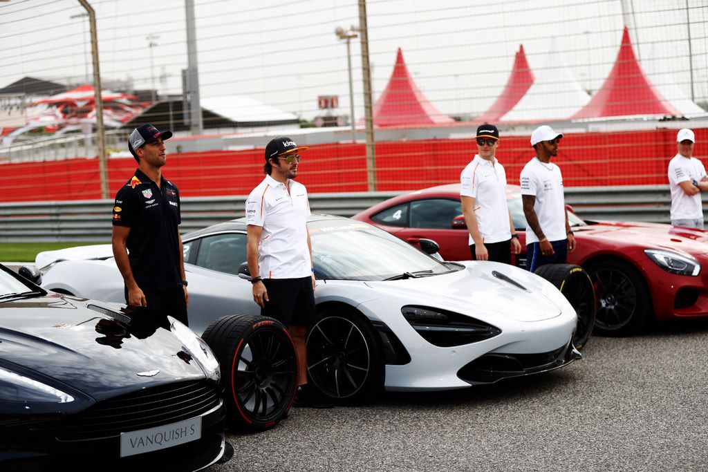 Forma-1, Bahreini Nagydíj, Pirelli Hot Laps, Aston Martin DB11, McLaren 720S, Mercedes-AMG GT S, Daniel Ricciardo, Fernando Alonso, Stoffel Vandoorne, Lewis Hamilton, Valtteri Bottas 