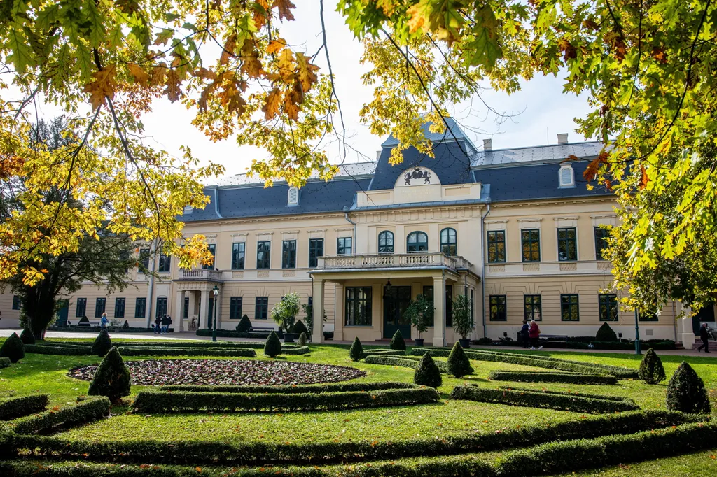 Gyula 2021

állami támogatás Almásy-kastély átadás ÉPÜLET épületfotó FOTÓ FOTÓTÉMA kastély látogatóközpont uniós forrás 