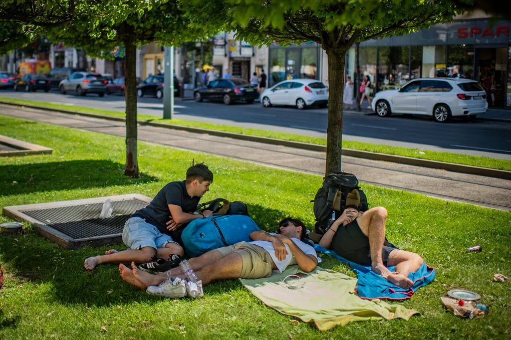 2022.07.04., hőség, kánikula, időjárás, meleg, napozás, Deák Ferenc tér 