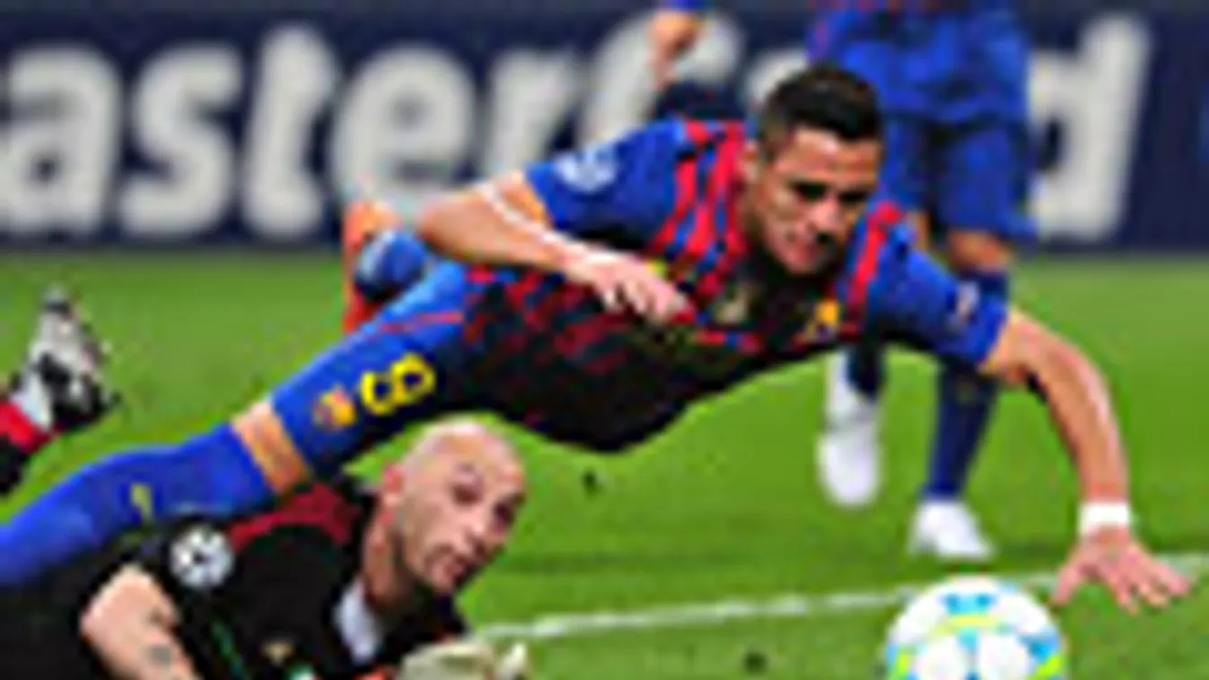 Chistian Abbiati az AC Milan kapusa és Alexis Alejandro Sánchez, a Barcelona játékosa harcol a labdáért