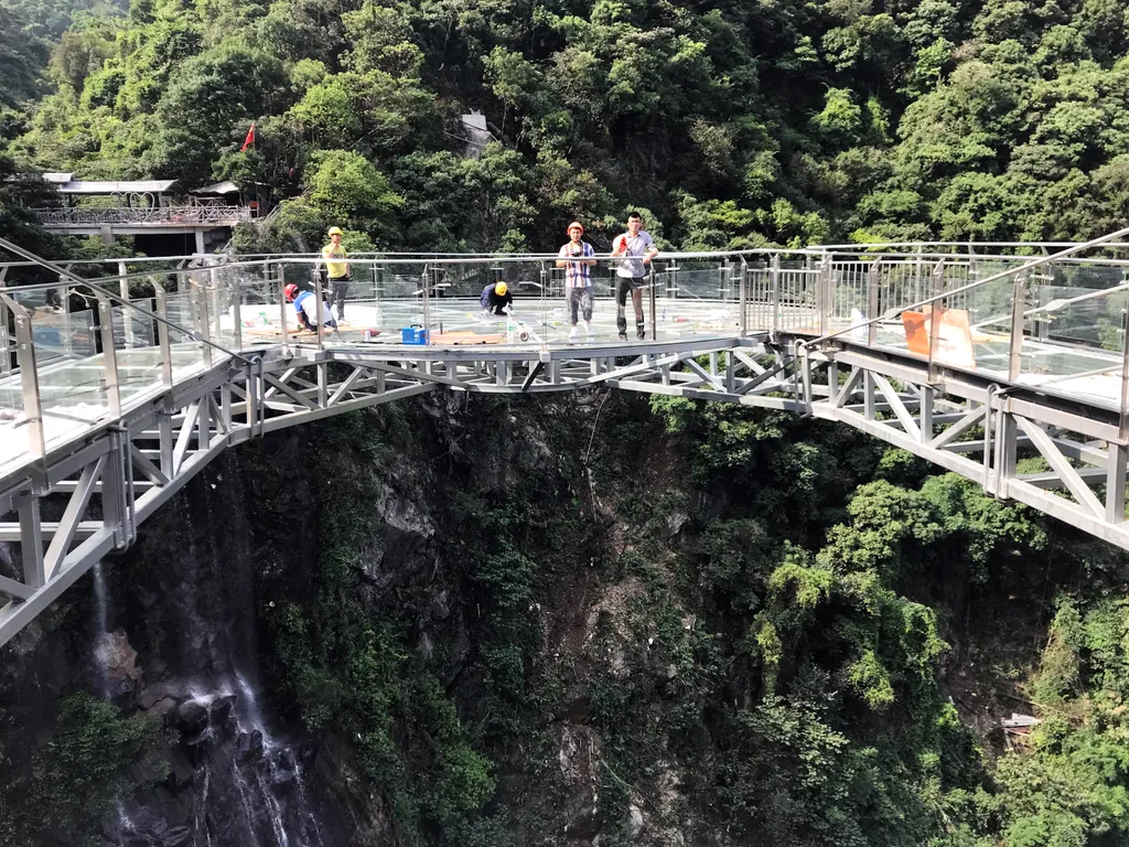 Üvegpadlós kilátó, Kína, Kulunghszia, Csingjüan

Yun Tian Bo Ba, Gulongxia  Guangdong Qingyuan Qingxin glass platform glass platform 