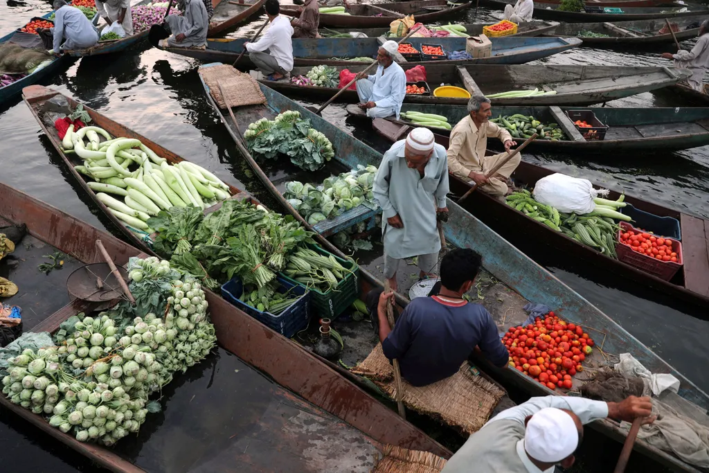 Úszó zöldségpiac Indiában 