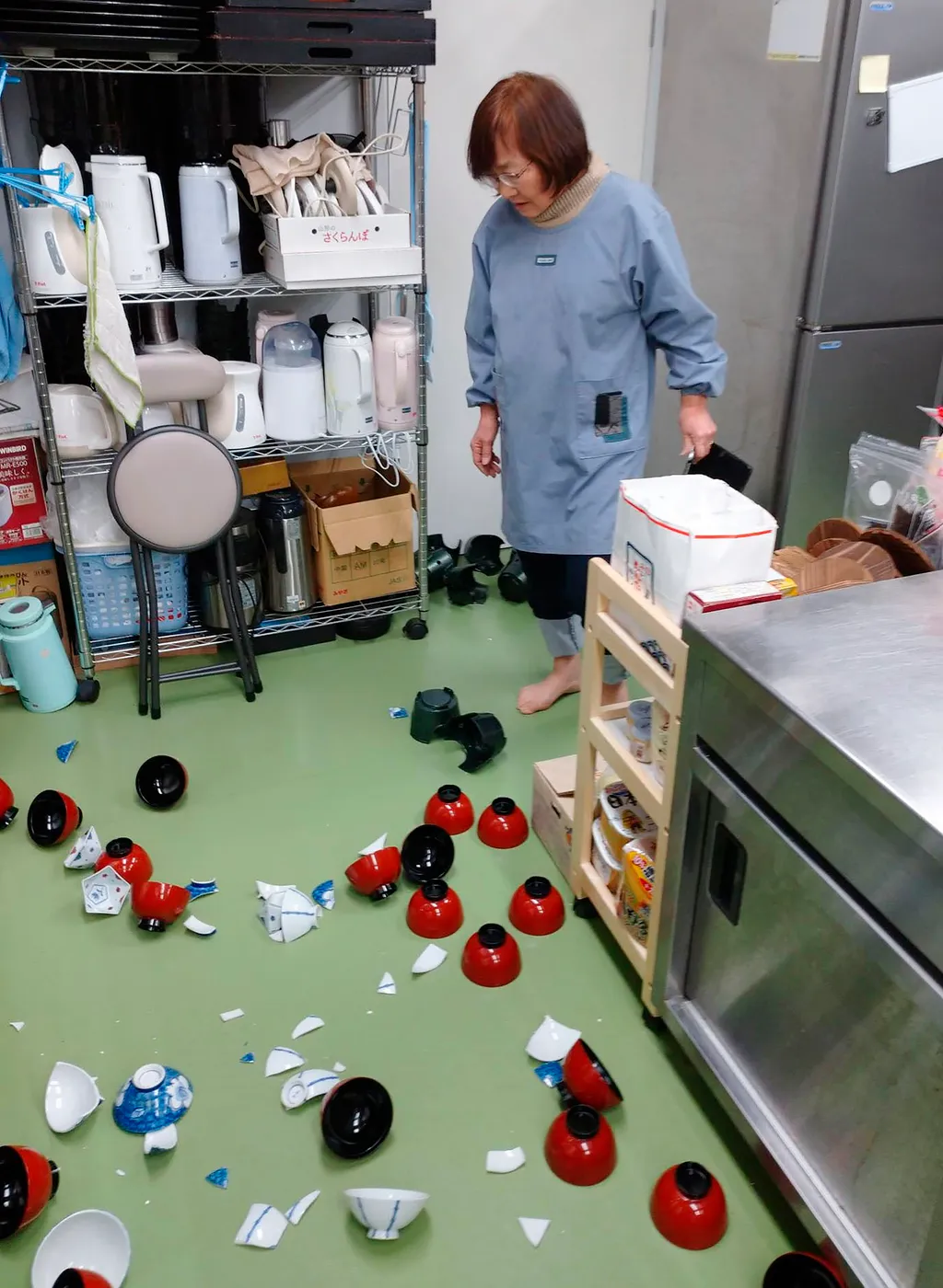 Minamisoma, 2021. február 13.
Összetört tálak hevernek a földön egy szálloda raktárhelyiségében a Fukusima prefektúrában fekvő Minamisomában 2021. február 13-án. A Japán Meteorológiai Szolgálat közlése szerint erős,  7,0-7,1-es magnitúdójú földrengés volt