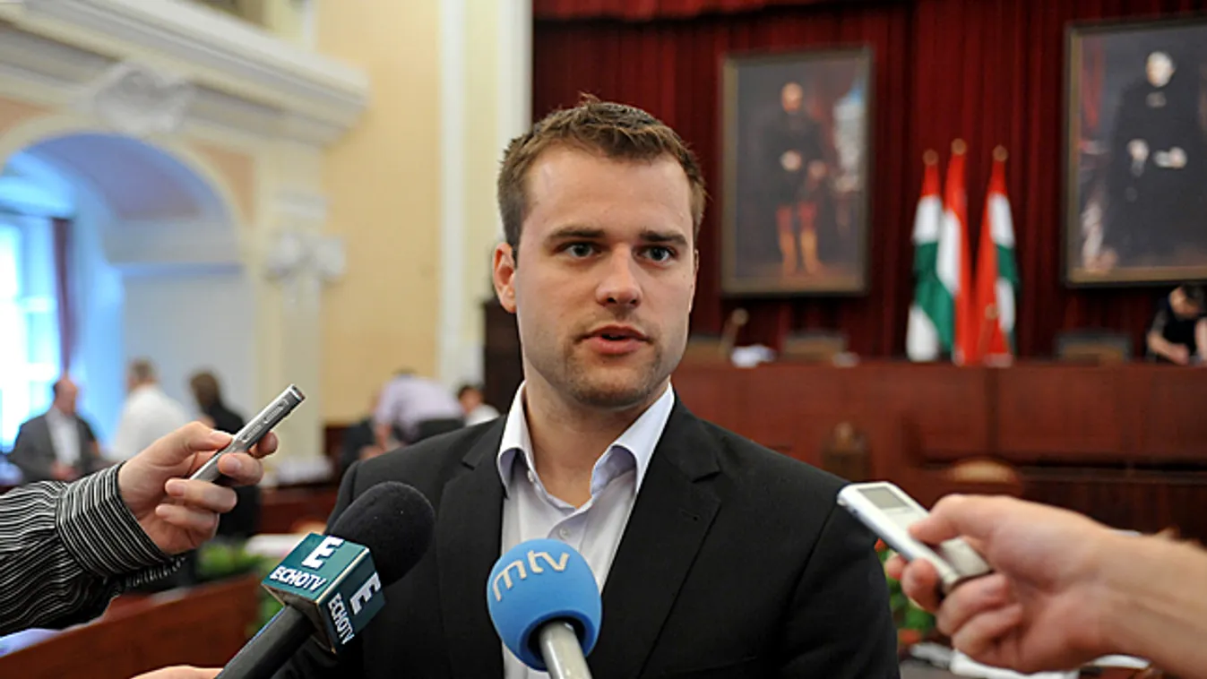 melegfelvonulás, Staudt Gábor, a Jobbik budapesti elnöke a Fővárosi Közgyűlés ülése előtt tartott sajtótájékoztatóján a melegfelvonulás betiltását is kérte a belügyminisztertől 2011.06.08-án 
