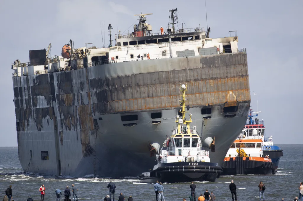Partra vontat kiégett teherhajó hajó Hollandia Fremantle Highway teherhajó Eemshaven kikötő fire transport TOPSHOTS Horizontal 