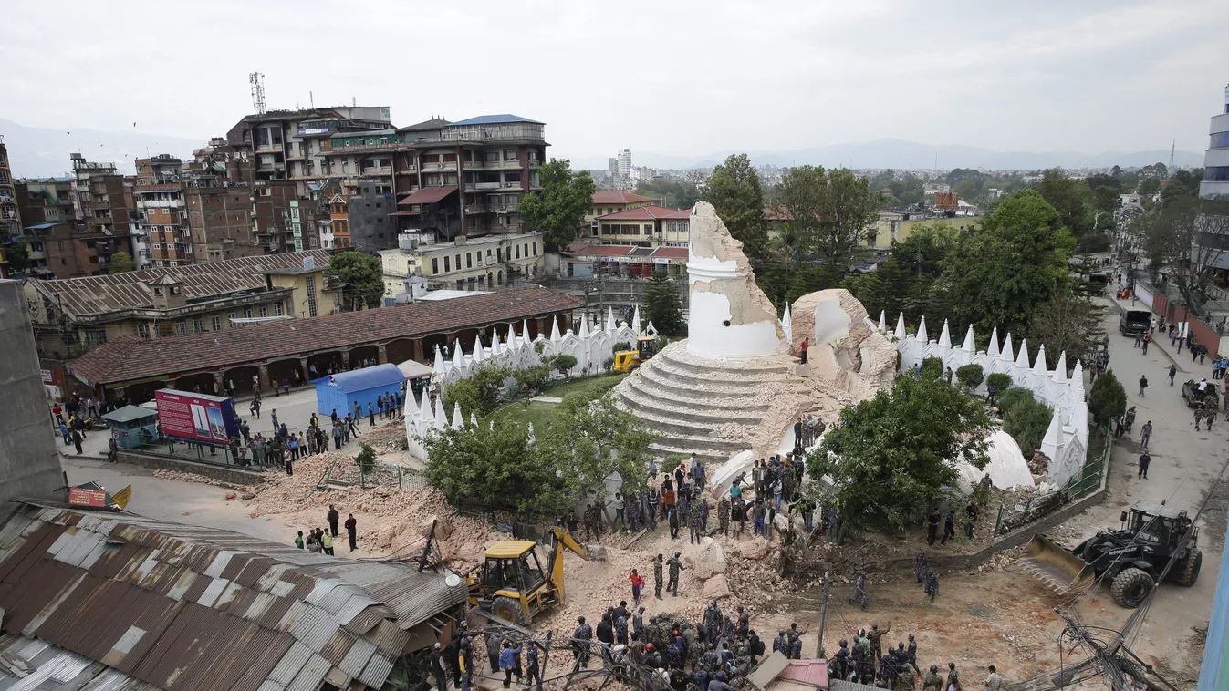 Katmandu, 2015. április 25.
Az 1832-ben épült 63 méter magas Dharahara, azaz a Bhimsen-torony romjai Katmanduban 2015. április 25-én, miután a térségben 7,9-es erősségű földrengés pusztított. Az Egyesült Államok földtani intézetének mérései szerint a reng