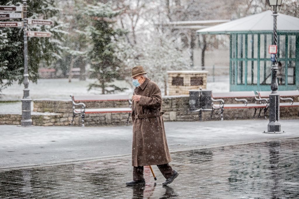 havazás, hó, Budapest, időjárás, tél, város, koronavírus, maszk, idős 