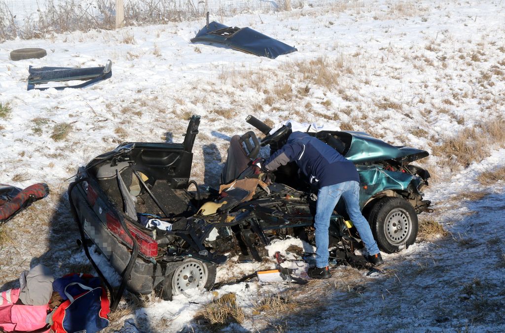 Mezőkeresztes, 2019. január 21.
Összeroncsolódott személyautó az M3-as autópályán, Mezőkeresztes térségében 2019. január 21-én. Az autópálya Budapest felé vezető oldalán, a geleji pihenő közelében nyolc személygépkocsi rohant egymásba. Az elsődleges információk szerint a balesetben hárman meghaltak, ketten életveszélyesen, négyen könnyebben megsérültek.
MTI/Vajda János 