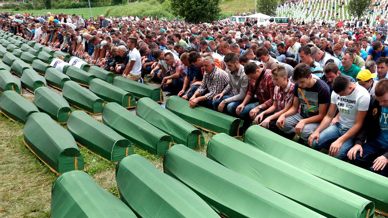 Srebrenica, 2014. július 11.
Helyiek imádkoznak a srebrenicai vérengzés 175 újonnan azonosított áldozatának koporsója mellett Srebrenicában, a vérengzés 19. évfordulóján 2014. július 11-én. Az 1992 és 1995 közötti boszniai háború legsúlyosabb tömeggyilkos