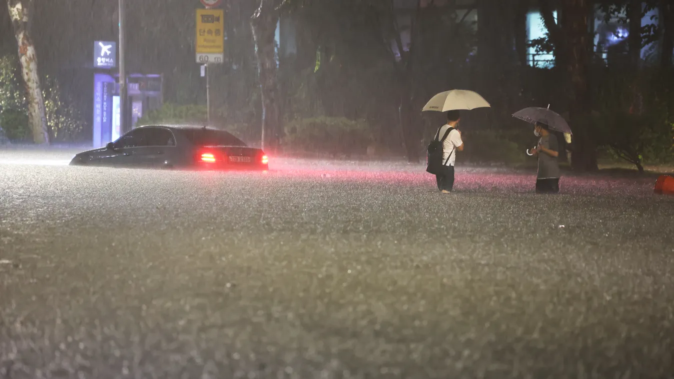 TOPSHOTS Horizontal FLOODED ROAD, Dél-Korea, eső, áradás 