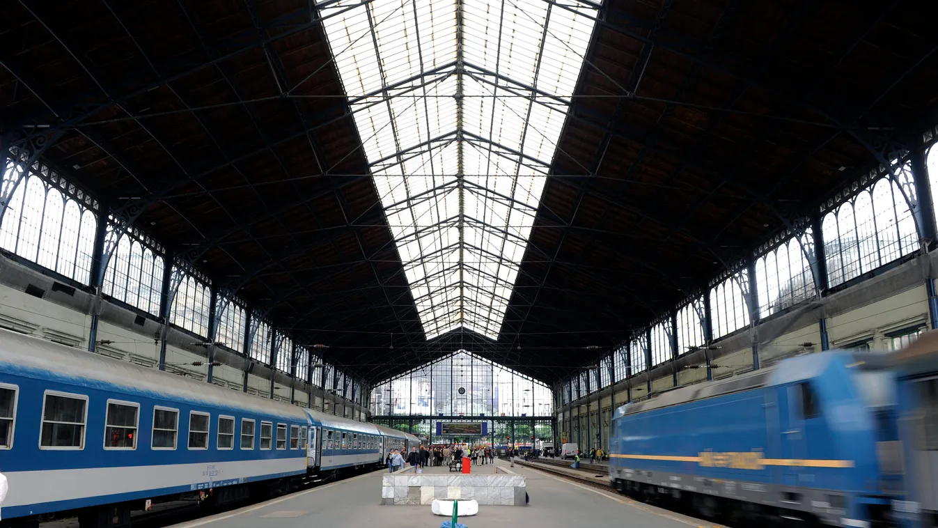 Budapest, 2015. június 17.
Vonatok a Nyugati pályaudvaron 2015. június 17-én. Halaszthatatlan karbantartási munkák miatt június 22-től július 5-éig két hétre bezár a naponta 60-70 ezer utast fogadó pályaudvar, a MÁV Zrt. közlése szerint a majdnem 290 mill