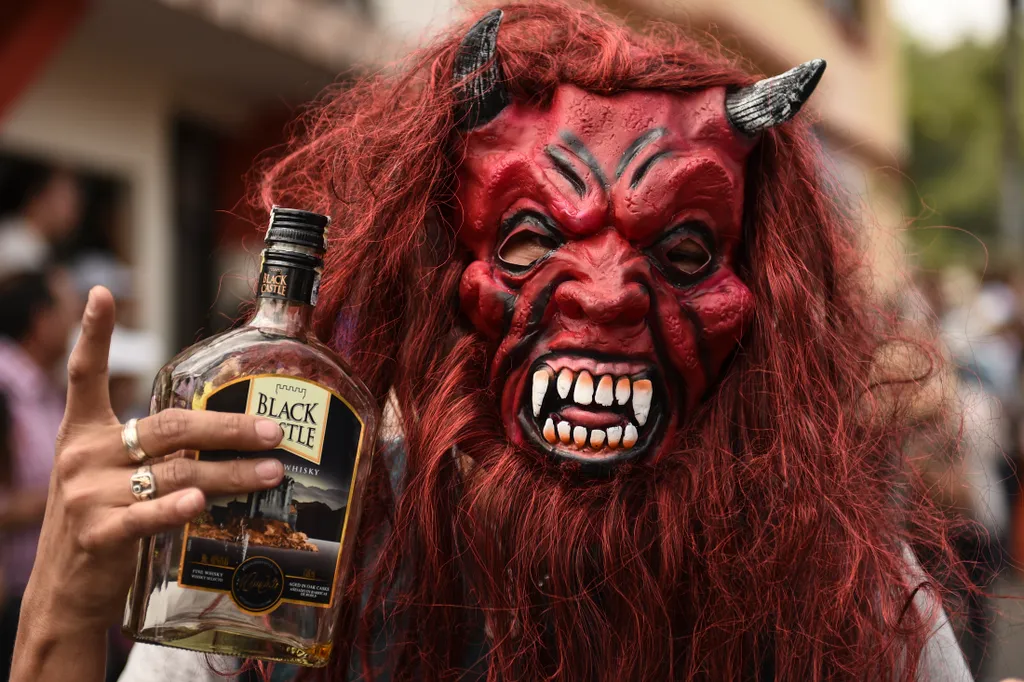 A reveller takes part in the "Cuadrillas" parade during the Devils Carnival, in Riosucio, Caldas Department, Colombia, on January 6, 2019. - The Devil's Carnival, which takes place every two years, has its origins in the 19th century when the town of Rios