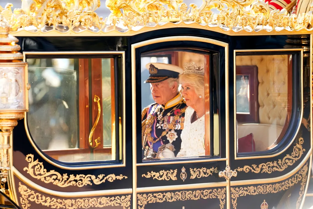 III. Károly brit uralkodó első parlamenti beszéd Nagy-Britannia, 
  2023. november 7.
III. Károly brit uralkodó és felesége, Kamilla királyné hintón érkezik a Buckingham-palotából a londoni parlamentbe, ahol a király megnyitja az 58. parlament negyedik ül