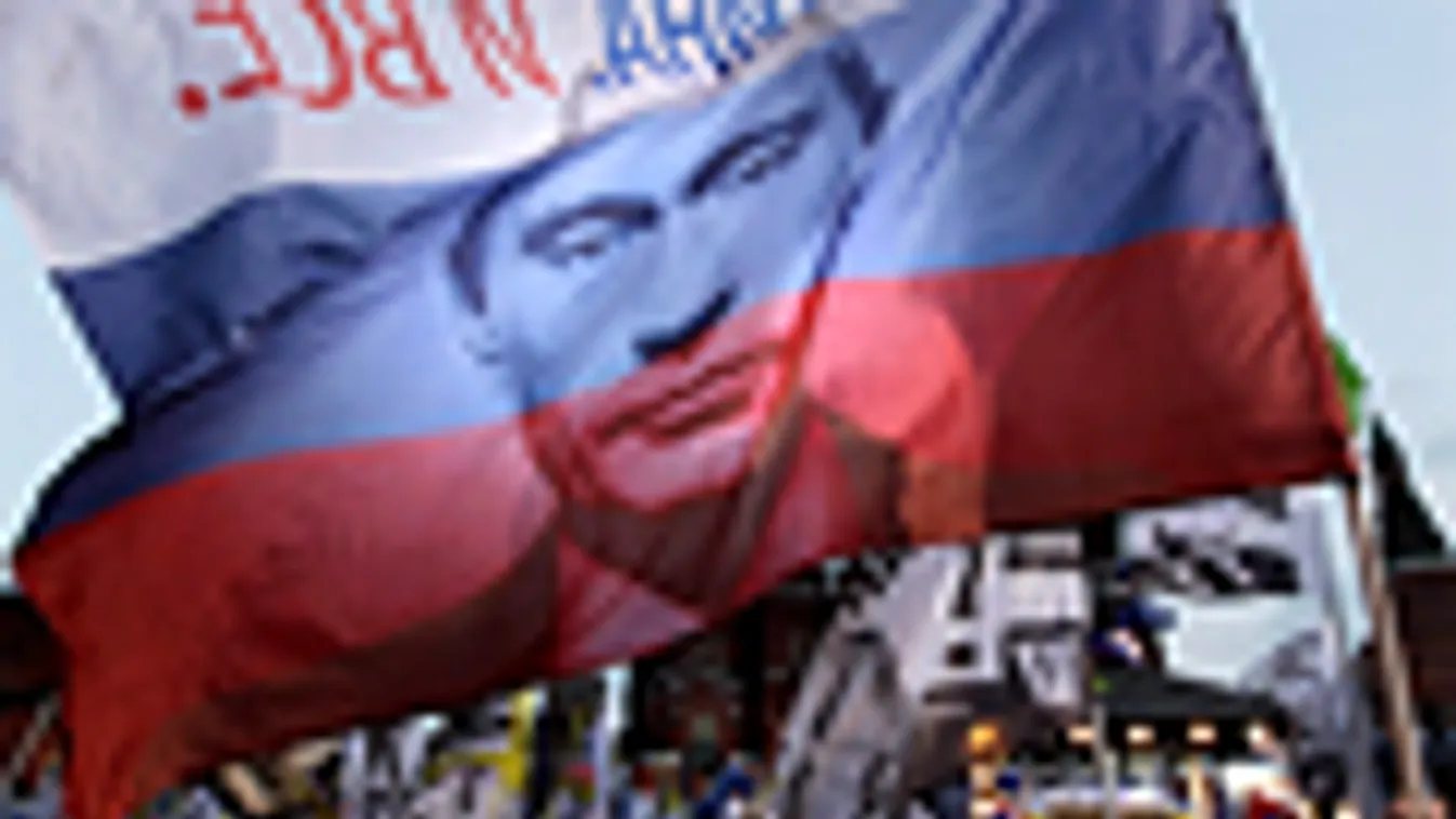 Vlagyimir Putyin orosz miniszterelnök támogatói ünnepelnek Moszkva belvárosában. Az előző napi elnökválasztást Putyin nyerte a szavazatok 63,60 százalékának megszerzésével