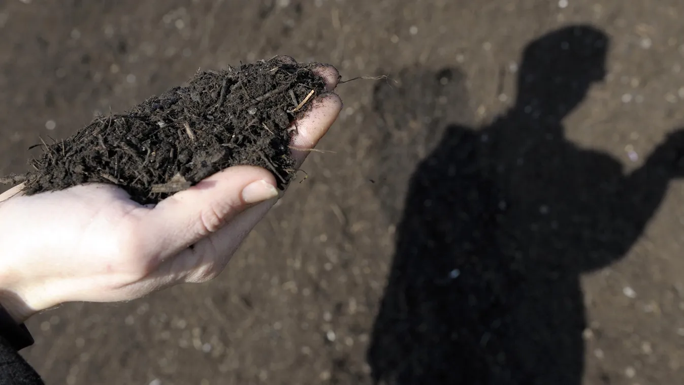 Komposztálás COMPOST" - Une employée du Syndicat mixte du secteur 4 (SM4), présente du compost issu de la collecte de déchets, le 11 févrie 