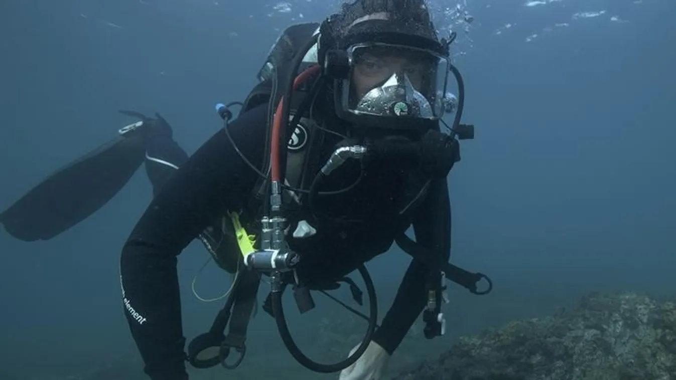 73153 Baiae, Italy - Dr. Jon Henderson dives in the Underwater Archaeological Park of Baiae.
 (MSP/Dan Stevenson) 