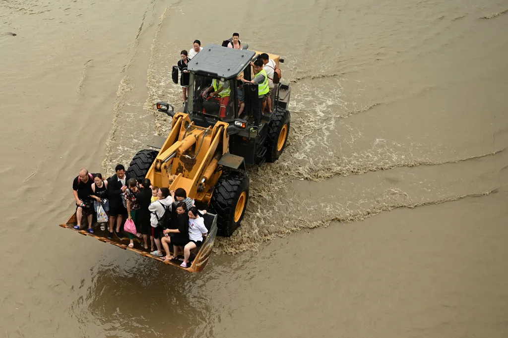 Zhengzhou Kína, eső, víz, 