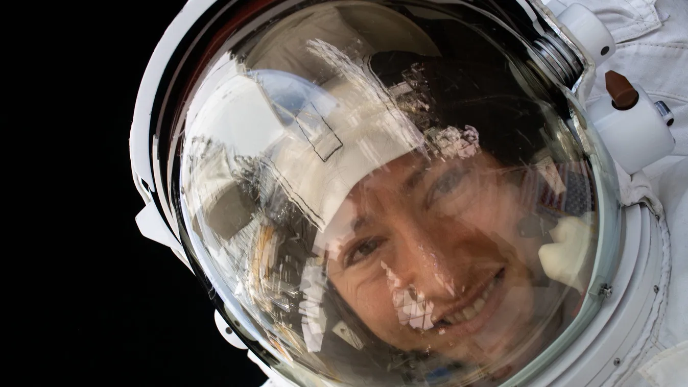 Christina Koch amerikai űrhajós űrséta közben 