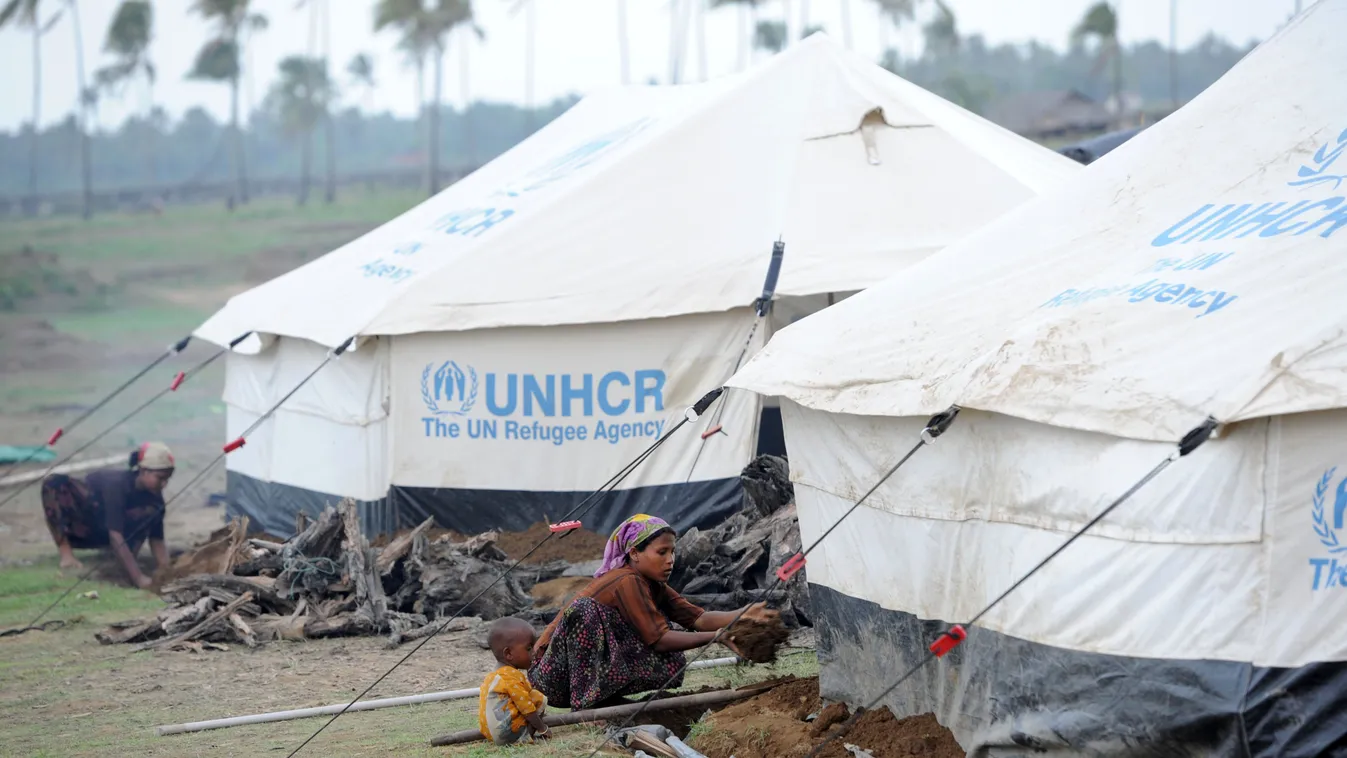 Horizontal PERSONNE DEPLACEE-CATASTROPHE DISPLACED PERSONS CAMP BAD WEATHER CYCLONE CONSEQUENCES OF A CATASTROPHE CHILD TENT UNHCR 