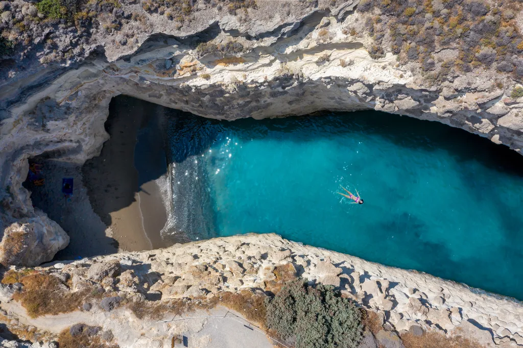 Papafragasz strand és barlang, Mílosz 