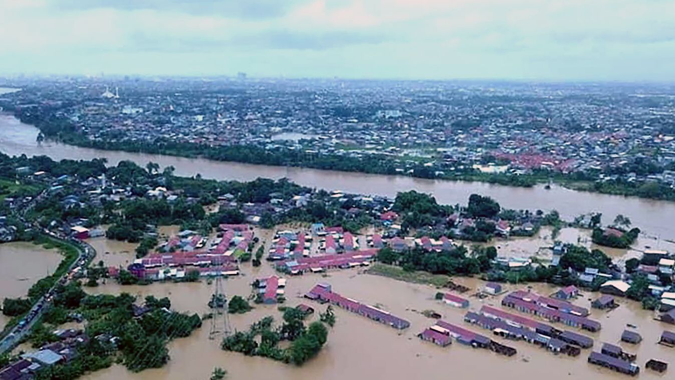 flood Horizontal This handout picture taken and released by Indonesia's Badan Nasional Penanggulangan Bencana (BNPB), the accident mitigation agency, on January 23, 2019 shows an aerial view of the flood situation in Gowa, Sulawesi. - At least eight peopl