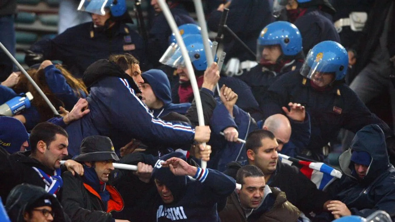 FBL-ITA-ROMA-SAMPDORIA HORIZONTAL MATCH FOOTBALL AMBIANCE-SPORT STAND CONFRONTATION SPORTS FAN POLICE VIOLENCE IN SPORT 