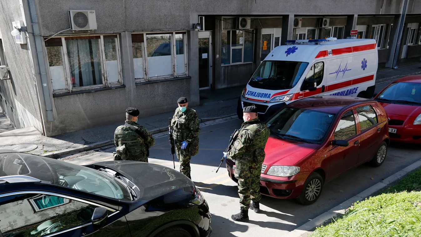 Koronavírus Szerbia, A szerb hadsereg védőmaszkot viselő katonái a belgrádi infektológiai klinika előtt 2020. március 16-án. A szerb kormány éjszakai kijárási tilalmat rendelt el, a 65 év felettiek egyáltalán nem léphetnek ki az utcára. Az április 2 