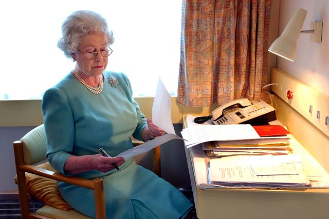 Munka közben a királyi vonaton 2002-ben. II. Erzsébet uralkodásának 50. évfordulóján bejárta egész Nagy-Britanniát