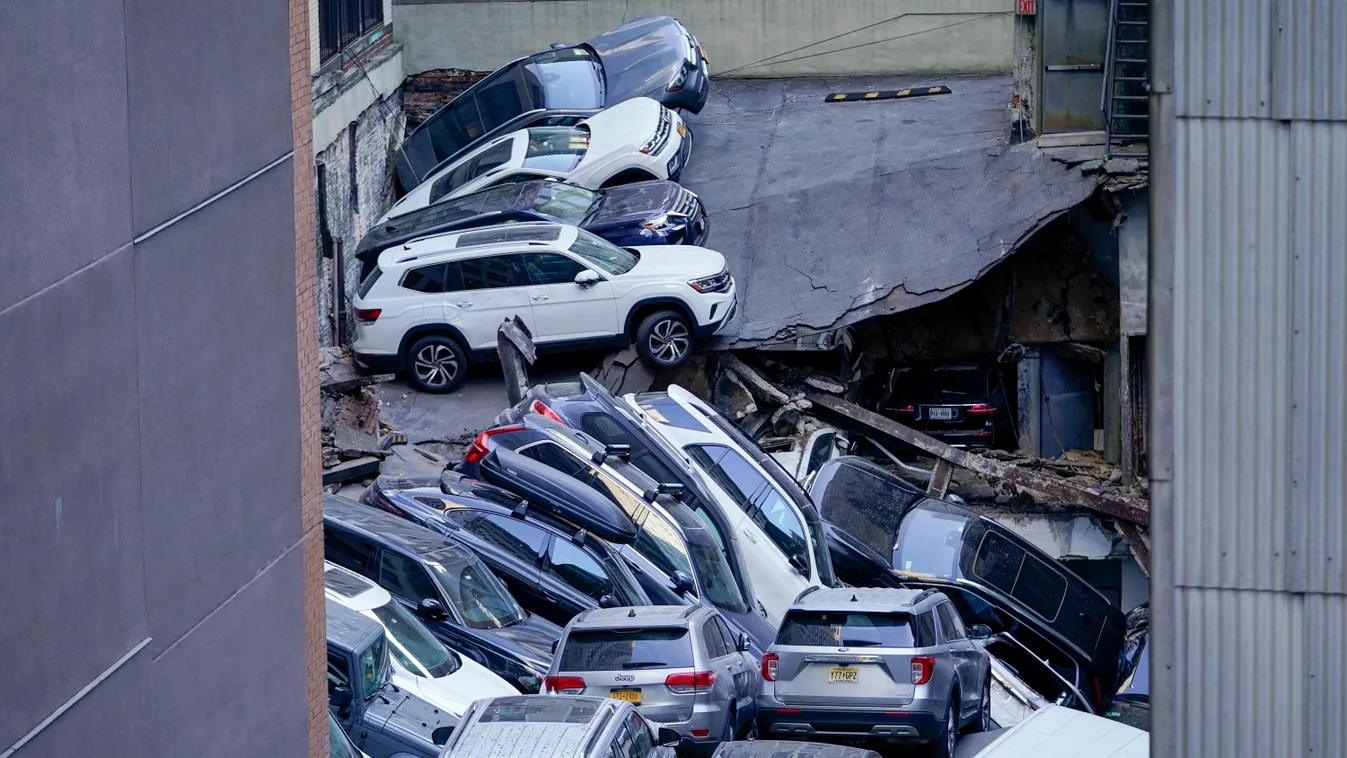 New York, 2023. április 19.
Autók a helyszínen, miután részben összeomlott egy parkolóház New York Manhattan negyedében 2023. április 18-án. Egy ember életét vesztette, legalább öt megsérült.
MTI/AP/Mary Altaffer 
