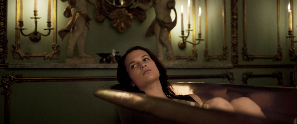En Kongelig Affćre Cinema 18th century bath tub candles panoramic HISTORY WOMAN HORIZONTAL 