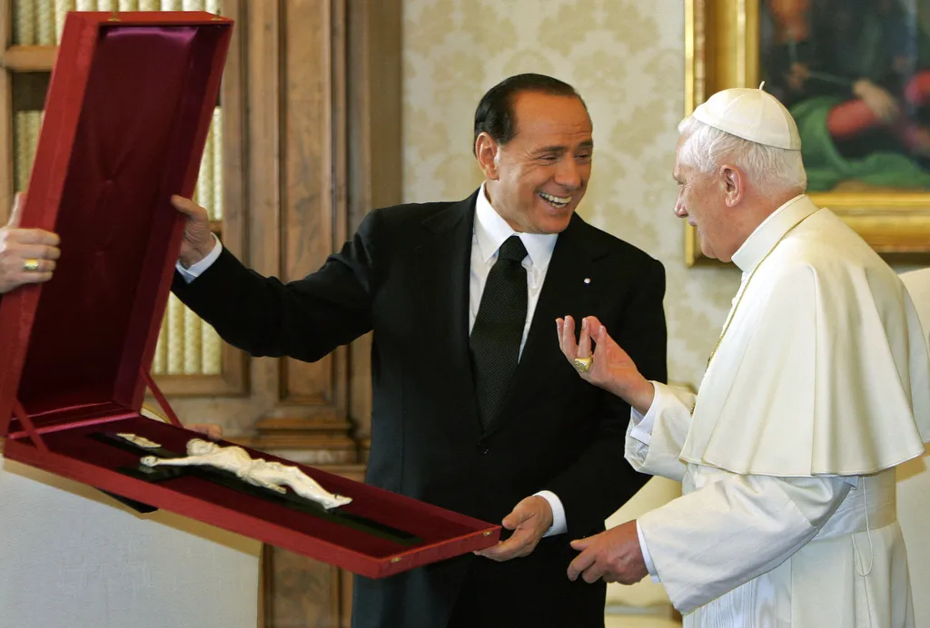86 éves korában meghalt Silvio Berlusconi  VATICAN-ITALY-POPE-BERLUSCONI Horizontal RELIGION CATHOLIC RELIGION DIPLOMACY CRUCIFIX 