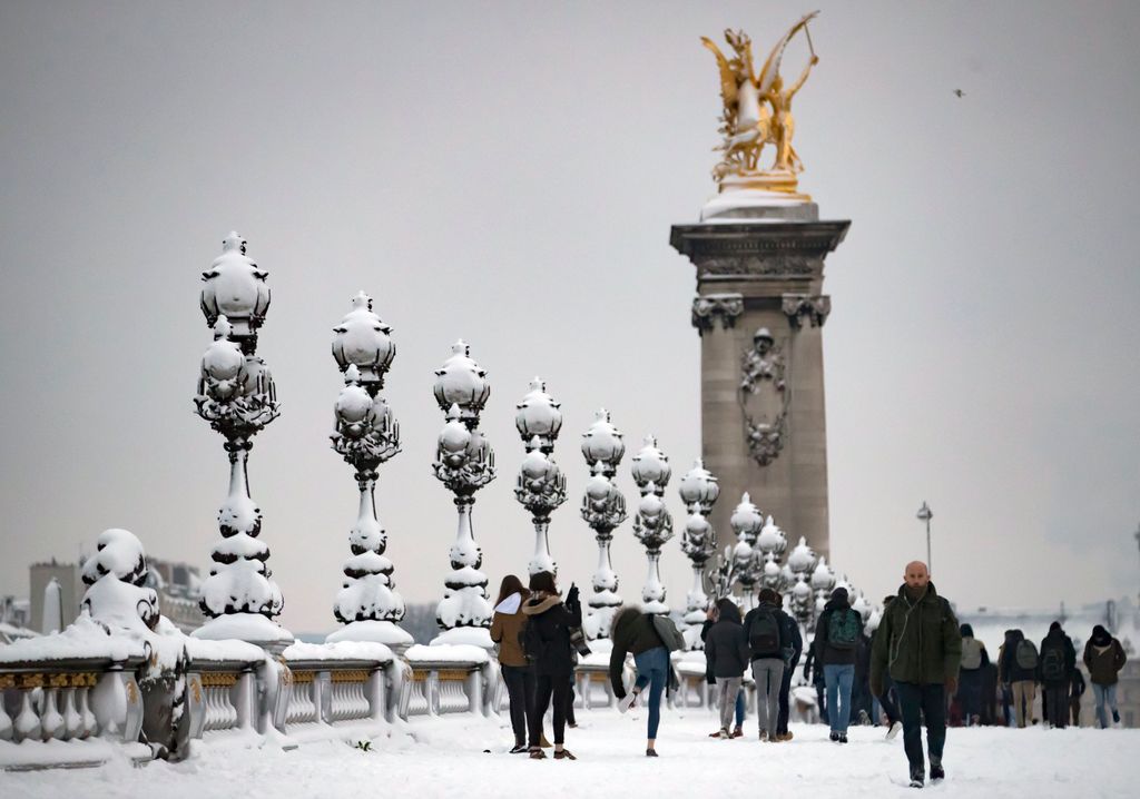Párizs, 2018. február 7.
Járókelők a behavazott  III. Sándor hídon Párizsban 2018. február 7-én. (MTI/EPA/Ian Langsdon) 