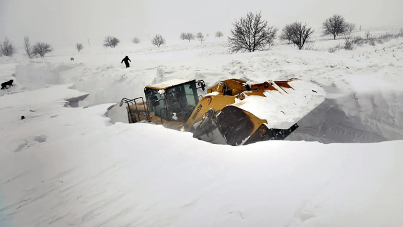 románia, tél, havazás, Markológép vág utat a négyméteres hóban a Buzau közelében fekvő Sageata falu határában 
