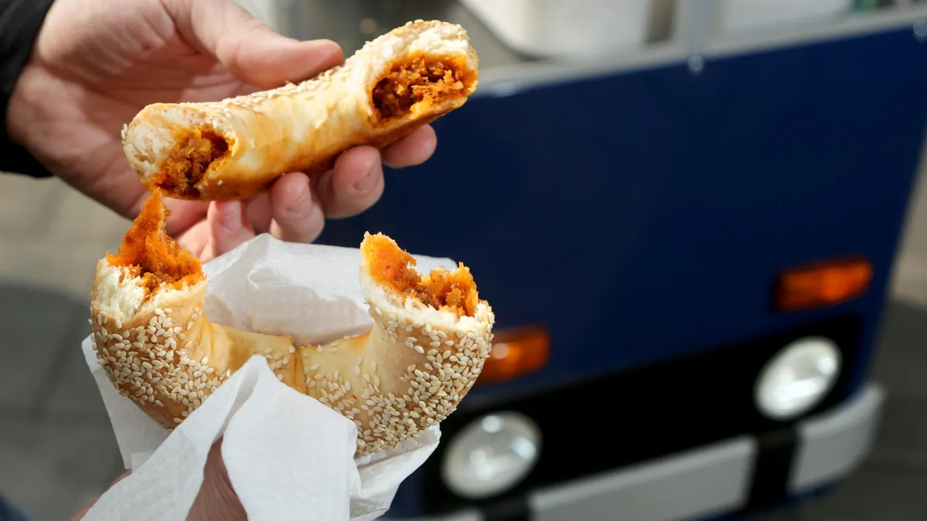BKV jármű formájú street food kocsik árulják a Ring nevű pékárut, a Budapest Bakery (Lendvai Ádám) termékét árulják az Erzsébet tér környékén 2015 május 26-án BKV jármű formájú street food kocsik árulják a Ring nevű pékárut, a Budapest Bakery (Lendvai Ádá